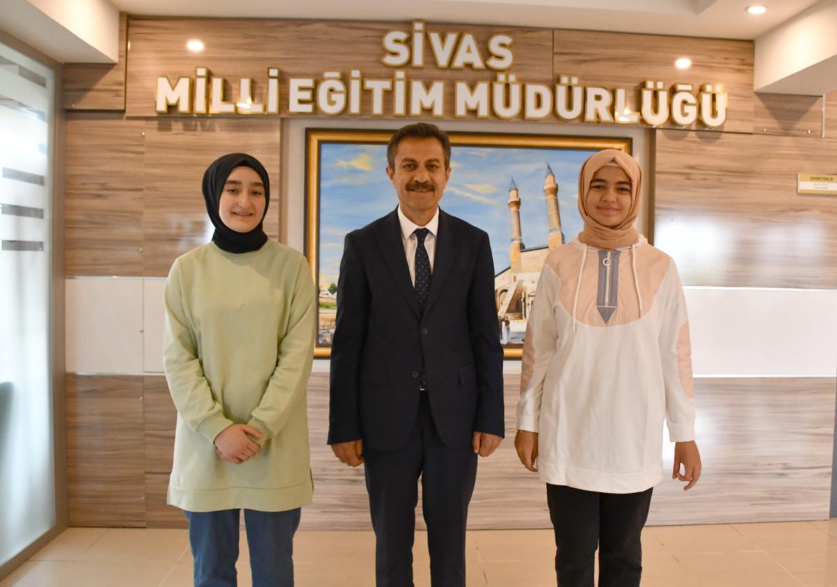 Sivas ve Kırşehir'de LGS sınavından tam puan alan &ouml;ğrenciler &ouml;d&uuml;llendirildi