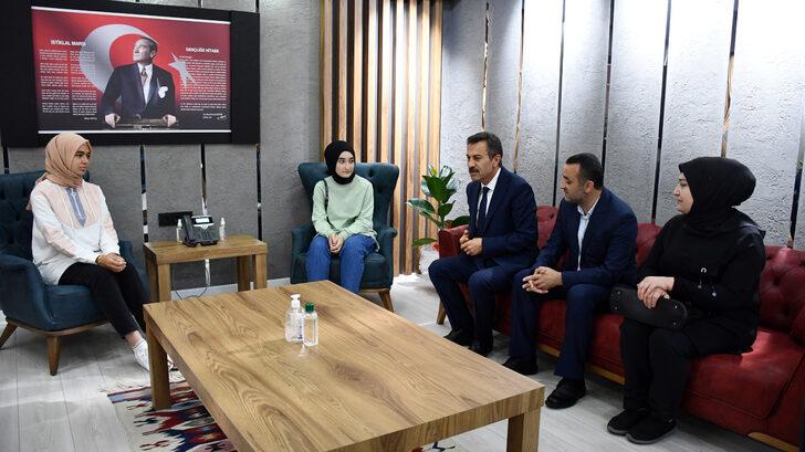 Sivas ve Kırşehir'de LGS sınavından tam puan alan öğrenciler ödüllendirildi G5