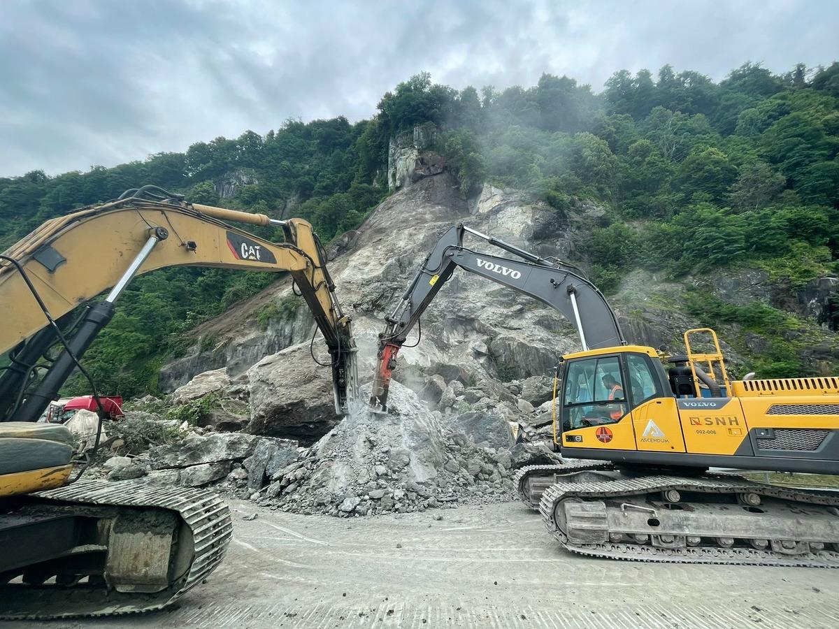 G&Uuml;NCELLEME 3 - Artvin'de kara yolundaki tırların &uuml;zerine kaya d&uuml;şmesi sonucu 1 kişi &ouml;ld&uuml;