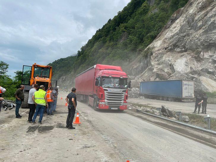 GÜNCELLEME 3 - Artvin'de kara yolundaki tırların üzerine kaya düşmesi sonucu 1 kişi öldü G2