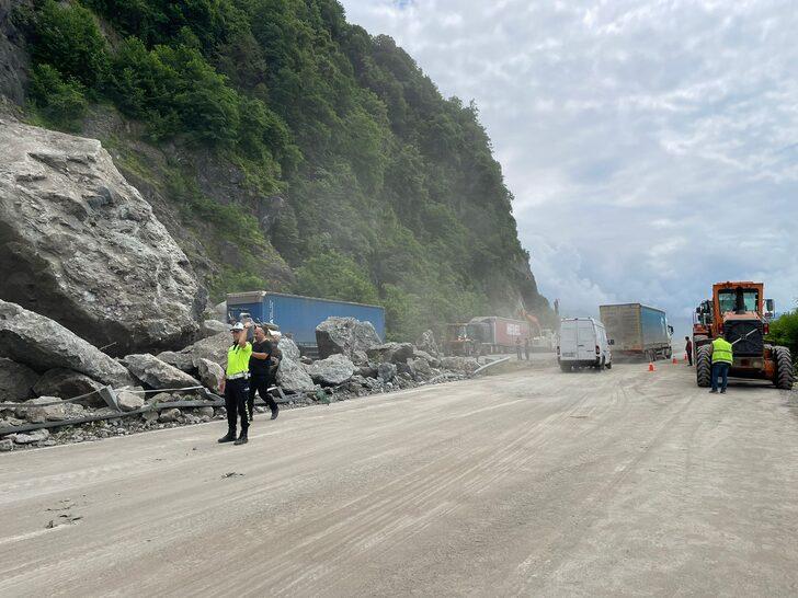 GÜNCELLEME 3 - Artvin'de kara yolundaki tırların üzerine kaya düşmesi sonucu 1 kişi öldü G3