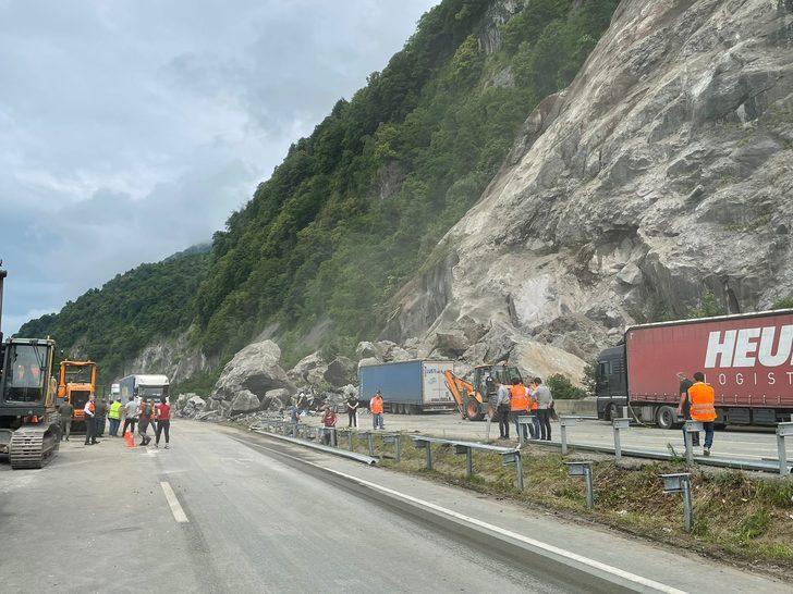 GÜNCELLEME 3 - Artvin'de kara yolundaki tırların üzerine kaya düşmesi sonucu 1 kişi öldü G5