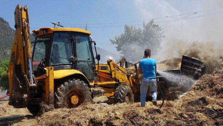 Çanakkale'de 20 ton saman yüklü tır yandı G3