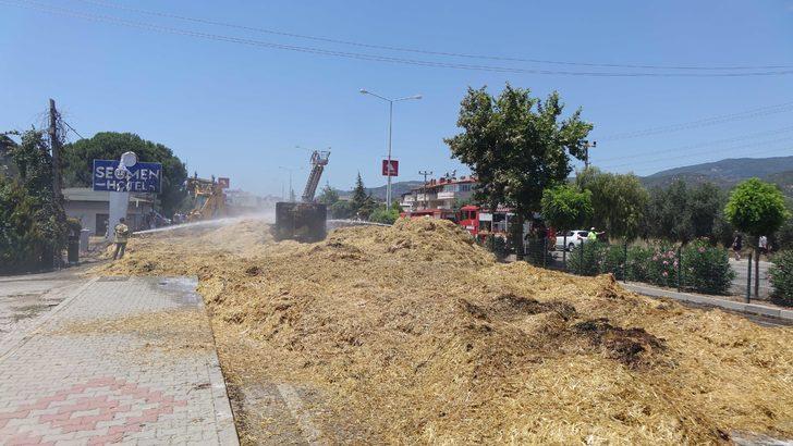Çanakkale'de 20 ton saman yüklü tır yandı G4