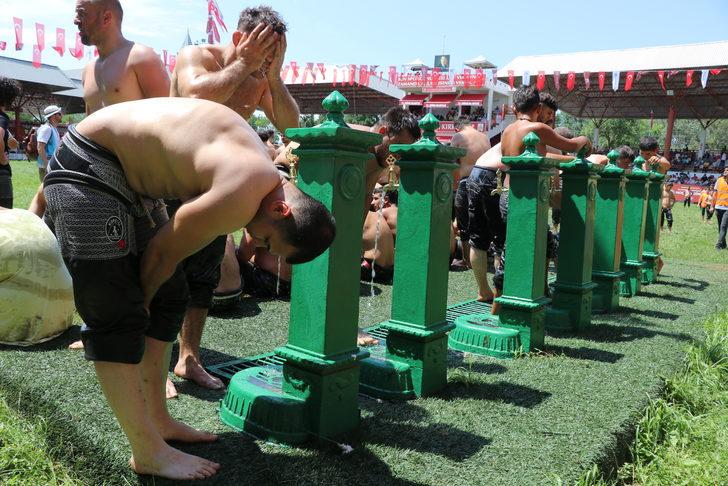 Kırkpınar'da sıcaktan bunalan pehlivanlar çeşme başında serinledi G1