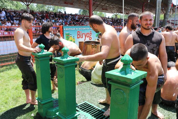 Kırkpınar'da sıcaktan bunalan pehlivanlar çeşme başında serinledi G2