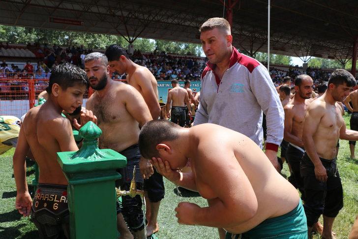 Kırkpınar'da sıcaktan bunalan pehlivanlar çeşme başında serinledi G3