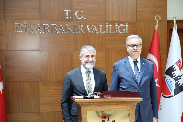 Hazine ve Maliye Bakanı Nureddin Nebati, Diyarbakır annelerini ziyaret etti G4