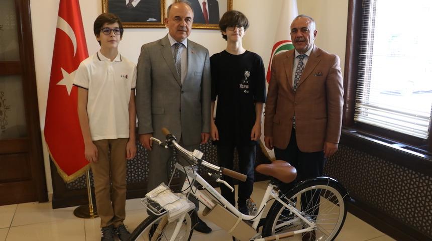 Yalova'da LGS'den tam puan alan öğrenciler ödüllendirildi