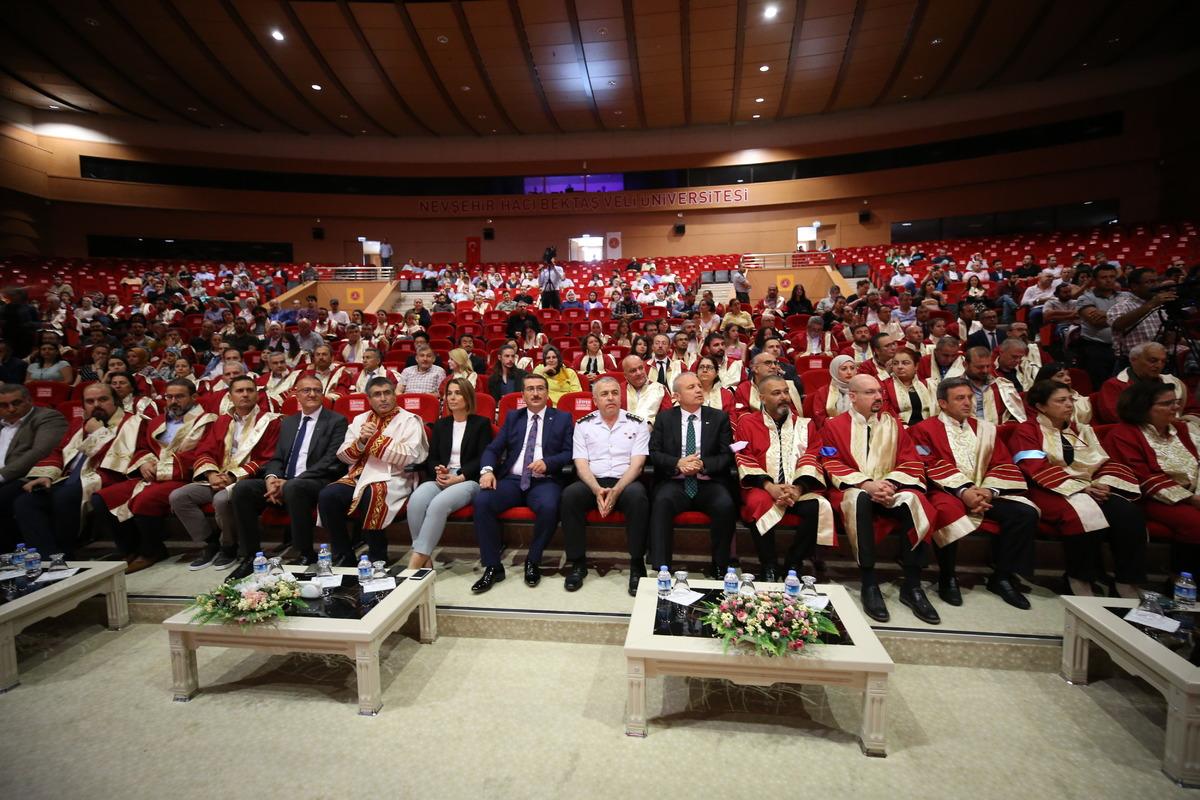 Nevşehir Hacı Bektaş Veli &Uuml;niversitesinde mezuniyet t&ouml;reni d&uuml;zenlendi