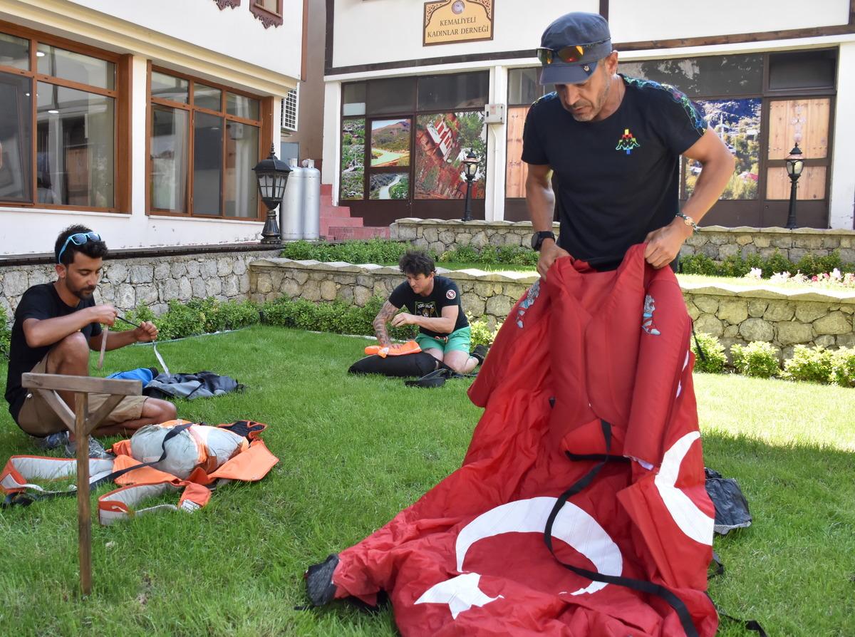 Wingsuit sporcuları "yarasa atlayışı" i&ccedil;in Kemaliye'de