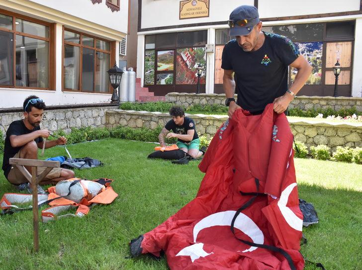 Wingsuit sporcuları "yarasa atlayışı" için Kemaliye'de G1