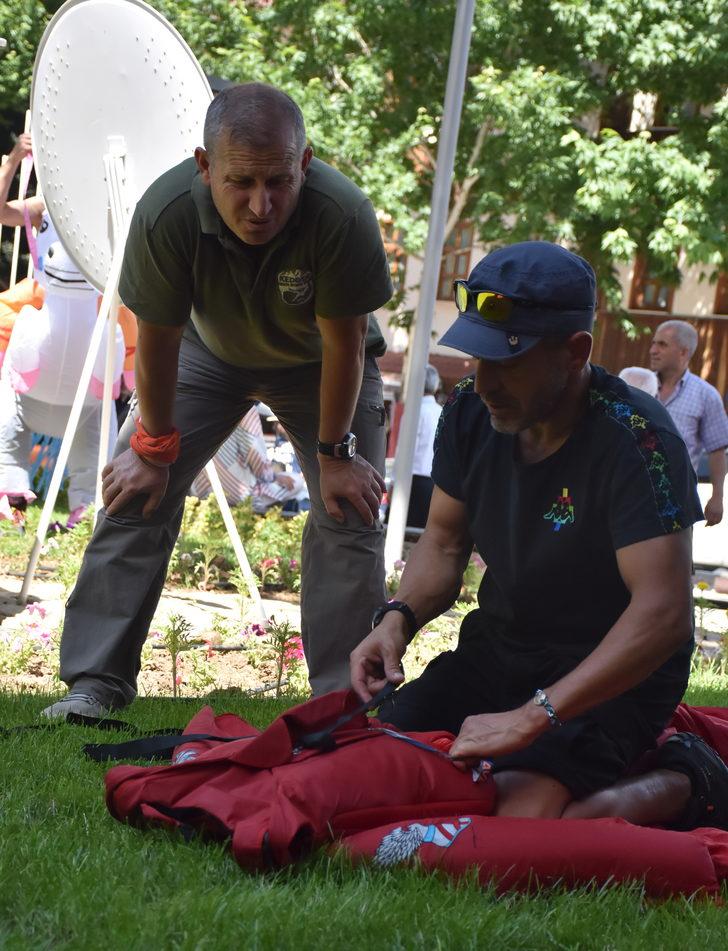 Wingsuit sporcuları "yarasa atlayışı" için Kemaliye'de G2