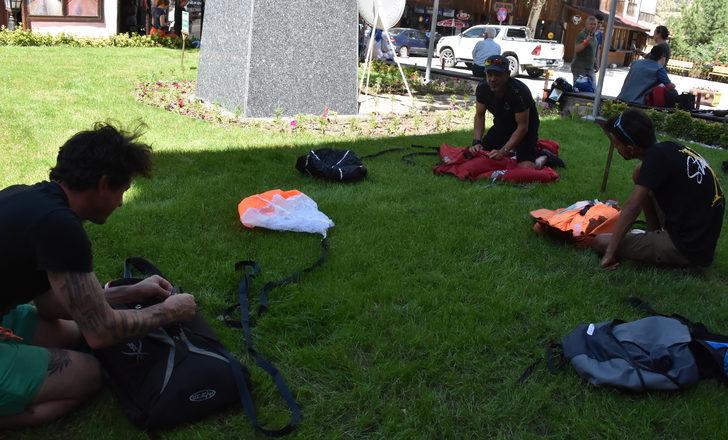 Wingsuit sporcuları "yarasa atlayışı" için Kemaliye'de G4