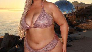 Bunu hep yapıyor! Büyük beden model Isabel Nicholls Nall, güneşlenirken bikini üstünü çıkarttı