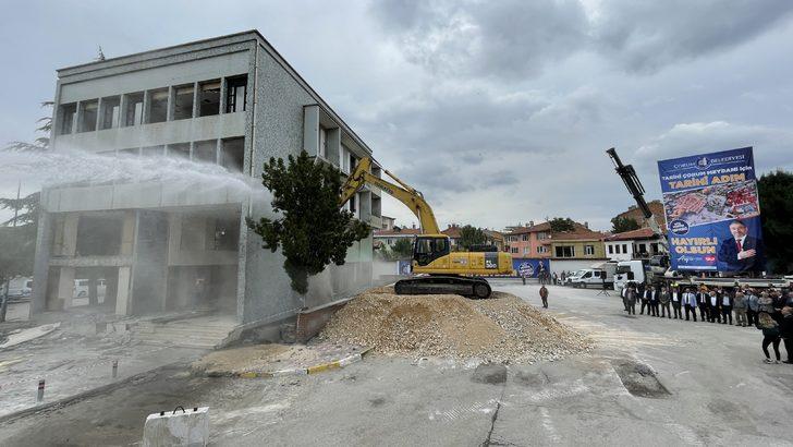 Çorum'da "Tarihi Kent Meydanı Projesi"nde bir binanın yıkımına başlandı G1