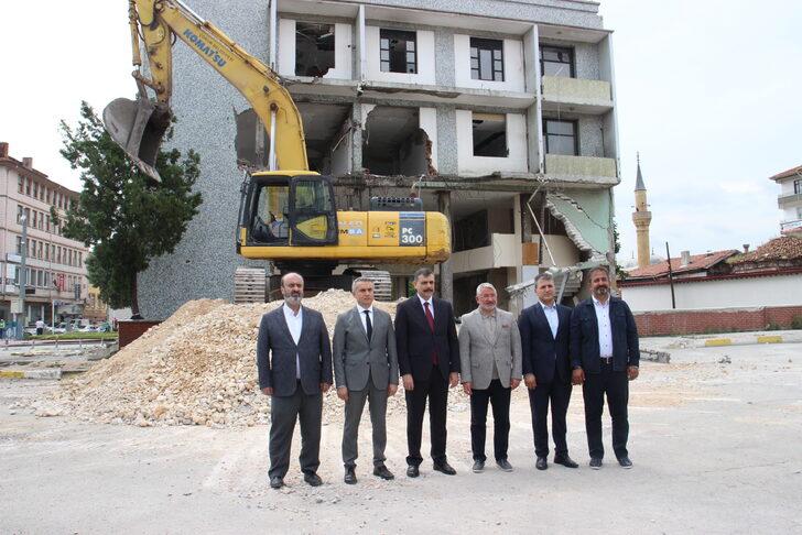 Çorum'da "Tarihi Kent Meydanı Projesi"nde bir binanın yıkımına başlandı G2
