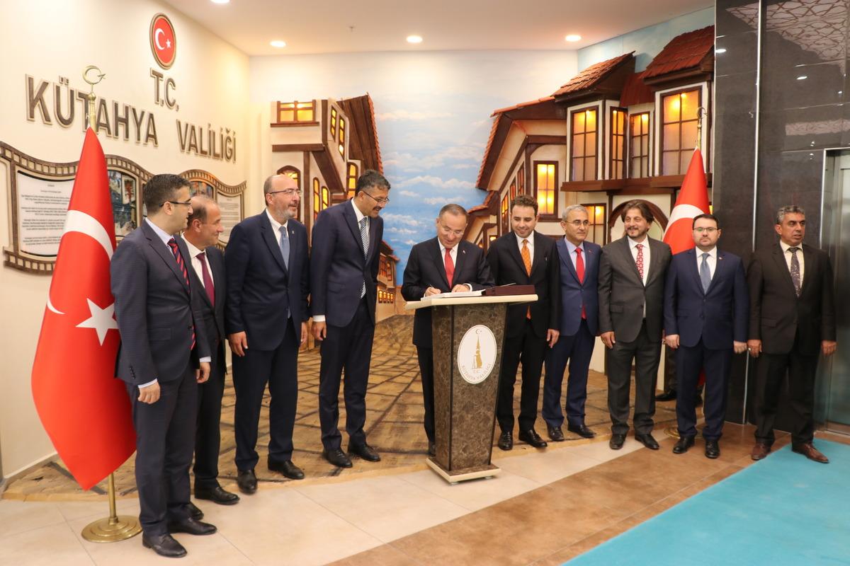 Bakan Bozdağ, K&uuml;tahya'da valilik ve belediyeyi ziyaret etti