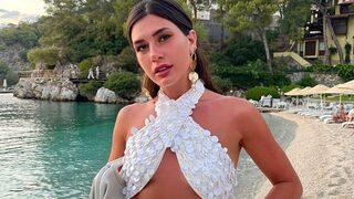 Fenomen Sibil Çetinkaya deniz kenarından göğüs dekolteli poz verdi! Bikini izin çıkmış