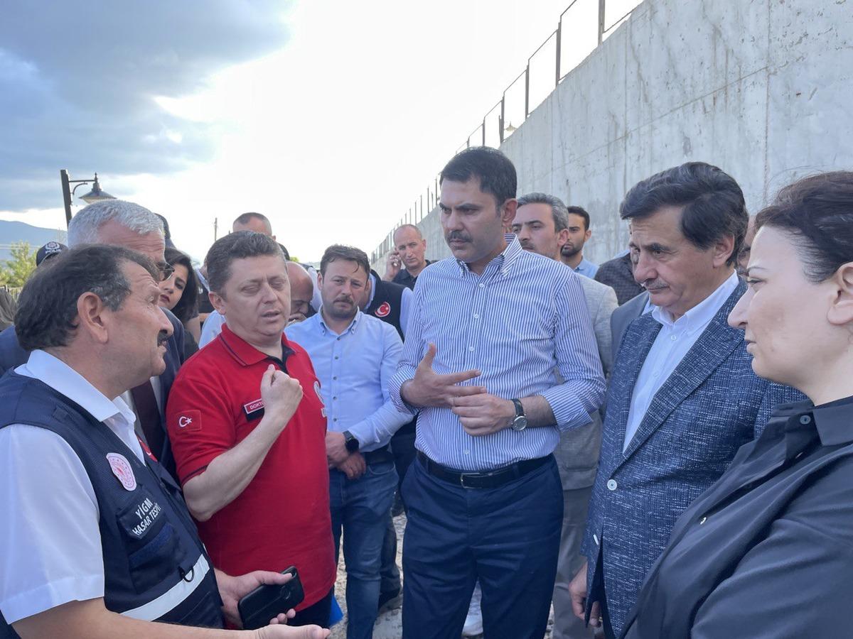 Bakan Kurum, selin yaşandığı Karab&uuml;k'te incelemelerde bulundu
