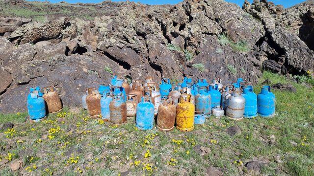 Van'da PKK'lı teröristlere ait malzemeler ele geçirildi