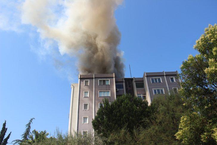 Kocaeli'de 8 katlı apartmanın çatısında çıkan yangın söndürüldü G2