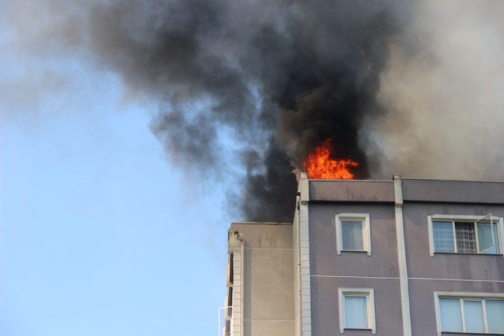 Kocaeli'de 8 katlı apartmanın çatısında çıkan yangın söndürüldü G3
