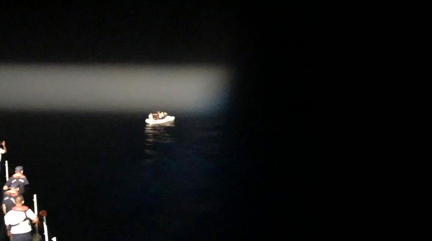 Marmaris açıklarında lastik botta 9 düzensiz göçmen yakalandı