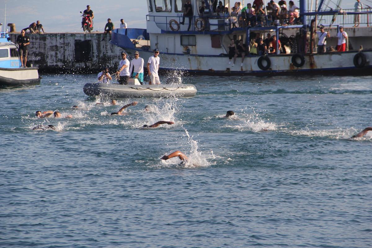 Hediye ko&ccedil; i&ccedil;in yağlı direkten bayrak alma m&uuml;cadelesi ettiler