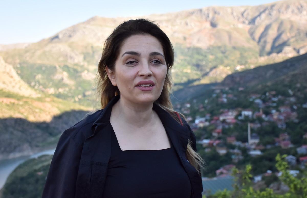 R&uuml;zgar engeline rağmen yarasa atlayışı yapan Avusturalyalı sporcular nefesleri kesti
