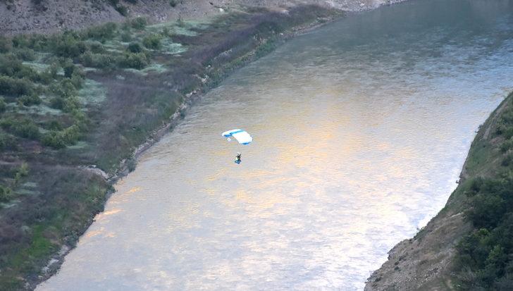 Rüzgar engeline rağmen yarasa atlayışı yapan Avusturalyalı sporcular nefesleri kesti G4