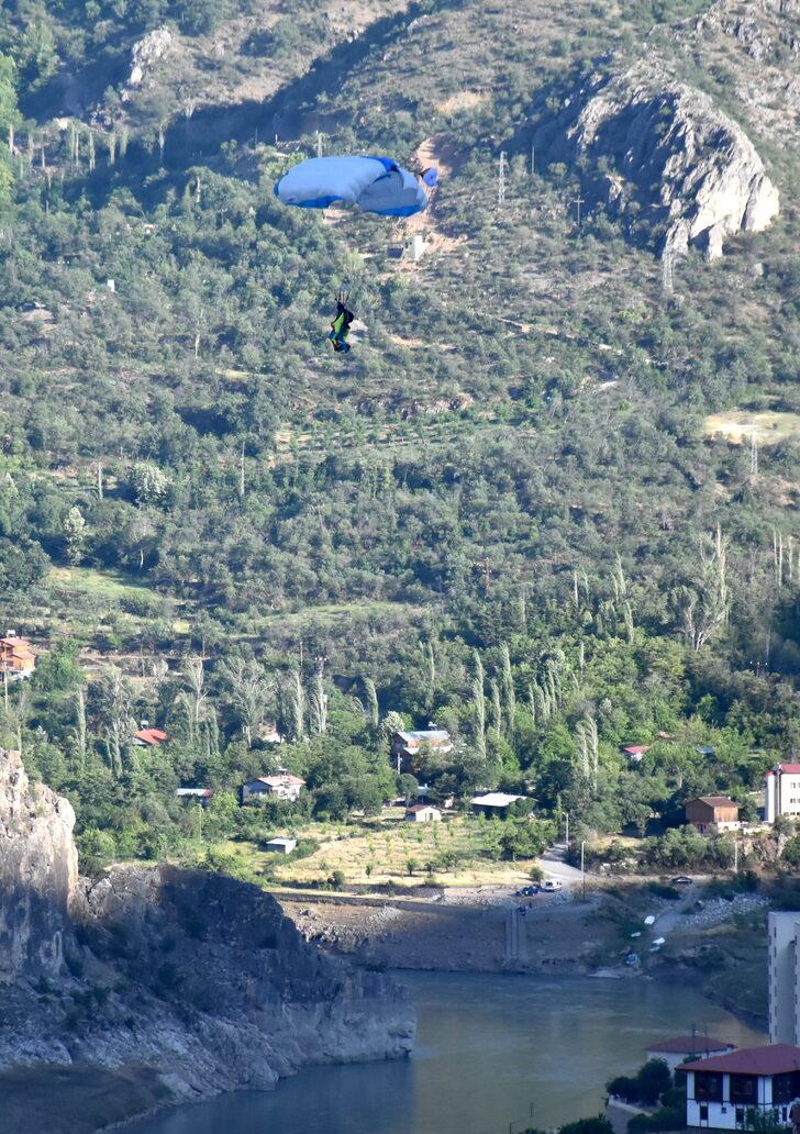 Rüzgar engeline rağmen yarasa atlayışı yapan Avusturalyalı sporcular nefesleri kesti G5