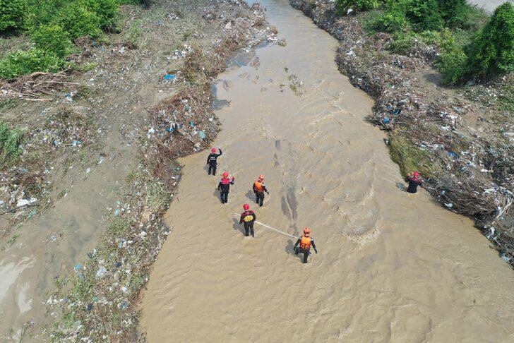 GÜNCELLEME - Düzce'de sele kapılan operatörün bulunması için yürütülen sudaki çalışmalara ara verildi G5
