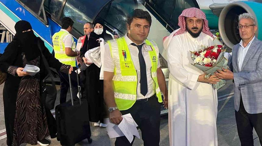 Suudi Arabistan’dan Trabzon’a yılın ilk charter uçuşu! Çiçeklerle karşılandılar