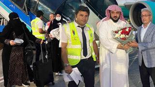 Suudi Arabistan’dan Trabzon’a yılın ilk charter uçuşu! Çiçeklerle karşılandılar