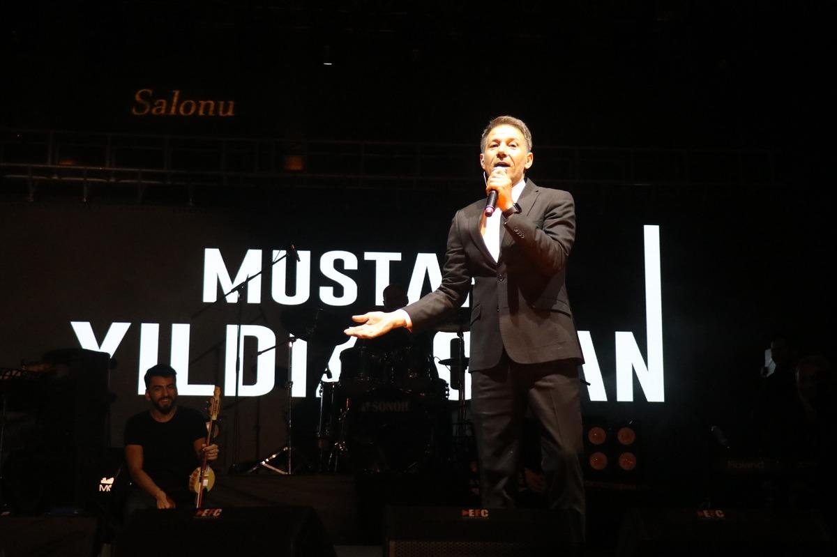 Sanat&ccedil;ı Mustafa Yıldızdoğan, "Erzincanfest 2022" kapsamında konser verdi