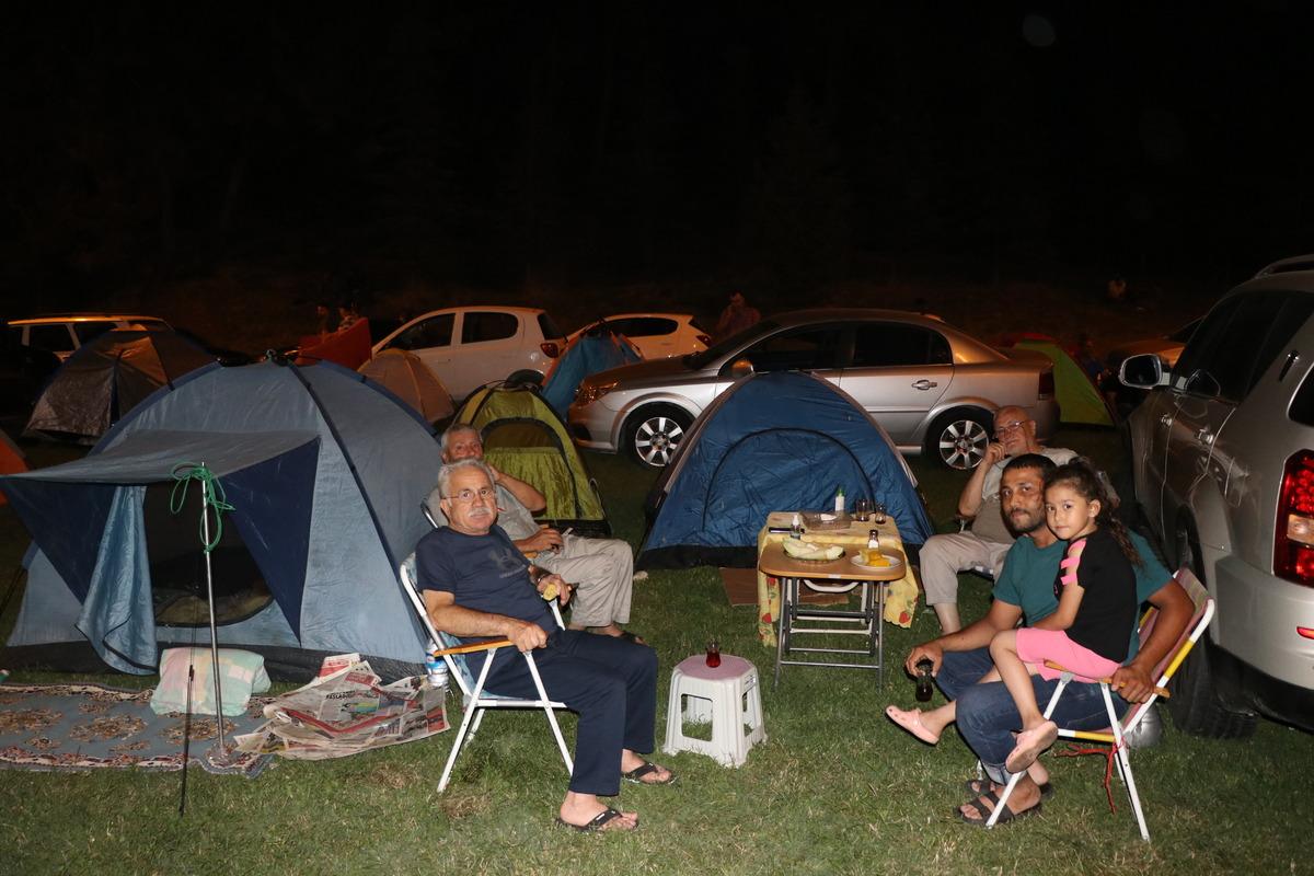 Otelde yer bulamayan g&uuml;reşseverler Er Meydanı yakınına &ccedil;adır kurdu