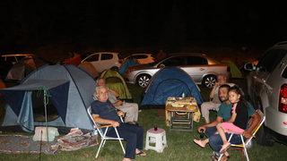 Otelde yer bulamayan güreşseverler Er Meydanı yakınına çadır kurdu