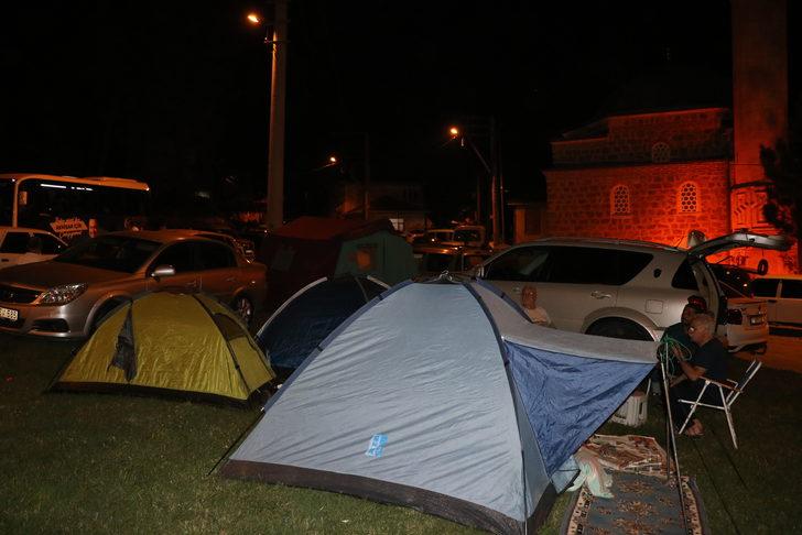 Otelde yer bulamayan güreşseverler Er Meydanı yakınına çadır kurdu G2