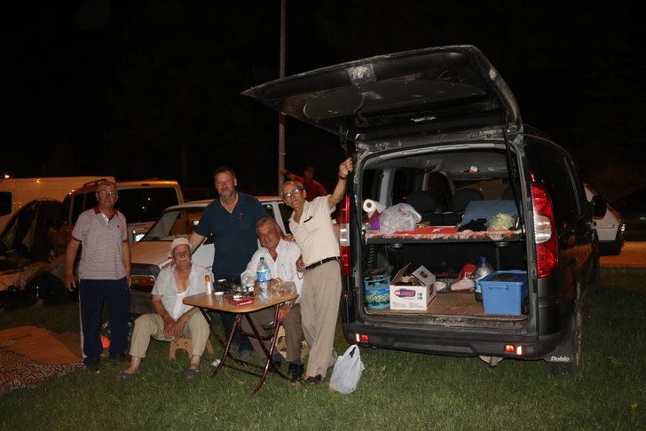 Otelde yer bulamayan güreşseverler Er Meydanı yakınına çadır kurdu G3