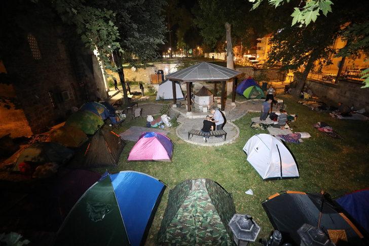 Otelde yer bulamayan güreşseverler Er Meydanı yakınına çadır kurdu G5