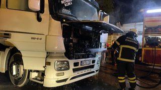 Kocaeli'de kiremit yüklü kamyonda çıkan yangın söndürüldü