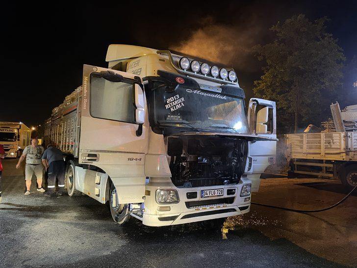 Kocaeli'de kiremit yüklü kamyonda çıkan yangın söndürüldü G2