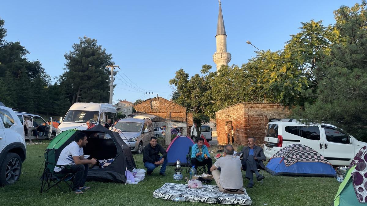 Edirne'de otellerde yer bulamayan g&uuml;reşseverler &ccedil;adırlarda kaldı