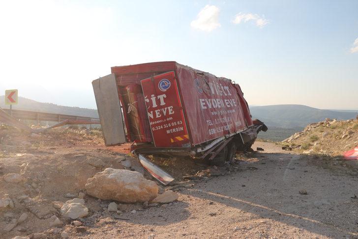 GÜNCELLEME - Mersin'de ev eşyası taşıyan kamyon devrildi, 4 kişi öldü G4