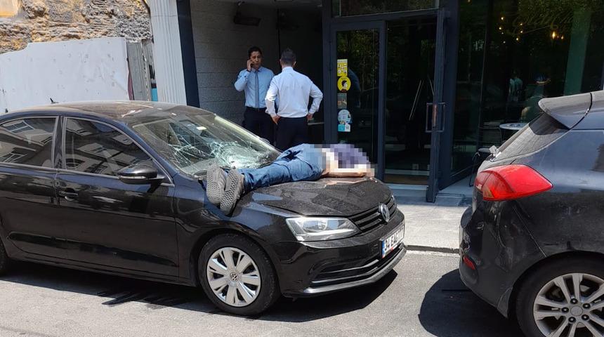 Beyoğlu'nda korkunç olay! Otelin 8'inci katından otomobilin üzerine düşen turist öldü