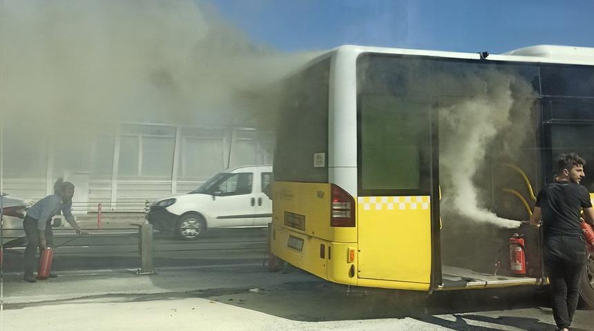 Haliç Köprüsü'nde yangın paniği! Seyir halindeki metrobüs alev aldı