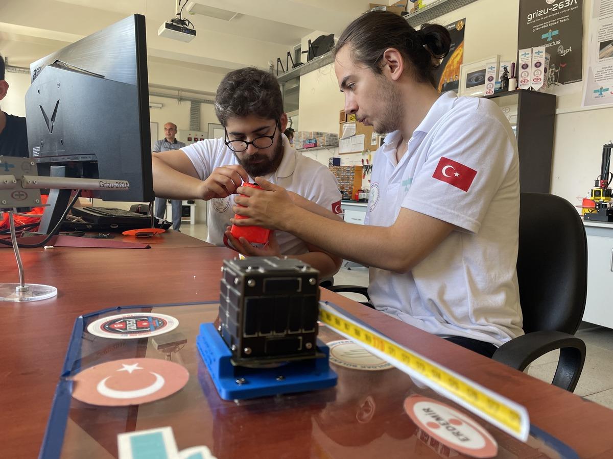 Model uydu yarışmasında d&uuml;nya birincisi olan Grizu-263 Uzay Takımı gururlu