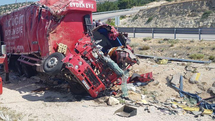 GÜNCELLEME - Mersin'de ev eşyası taşıyan kamyon devrildi, 4 kişi öldü G3