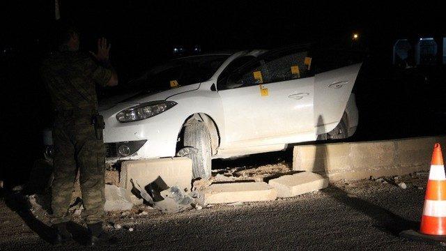 Seyir halindeki araç tarandı: 2 ölü